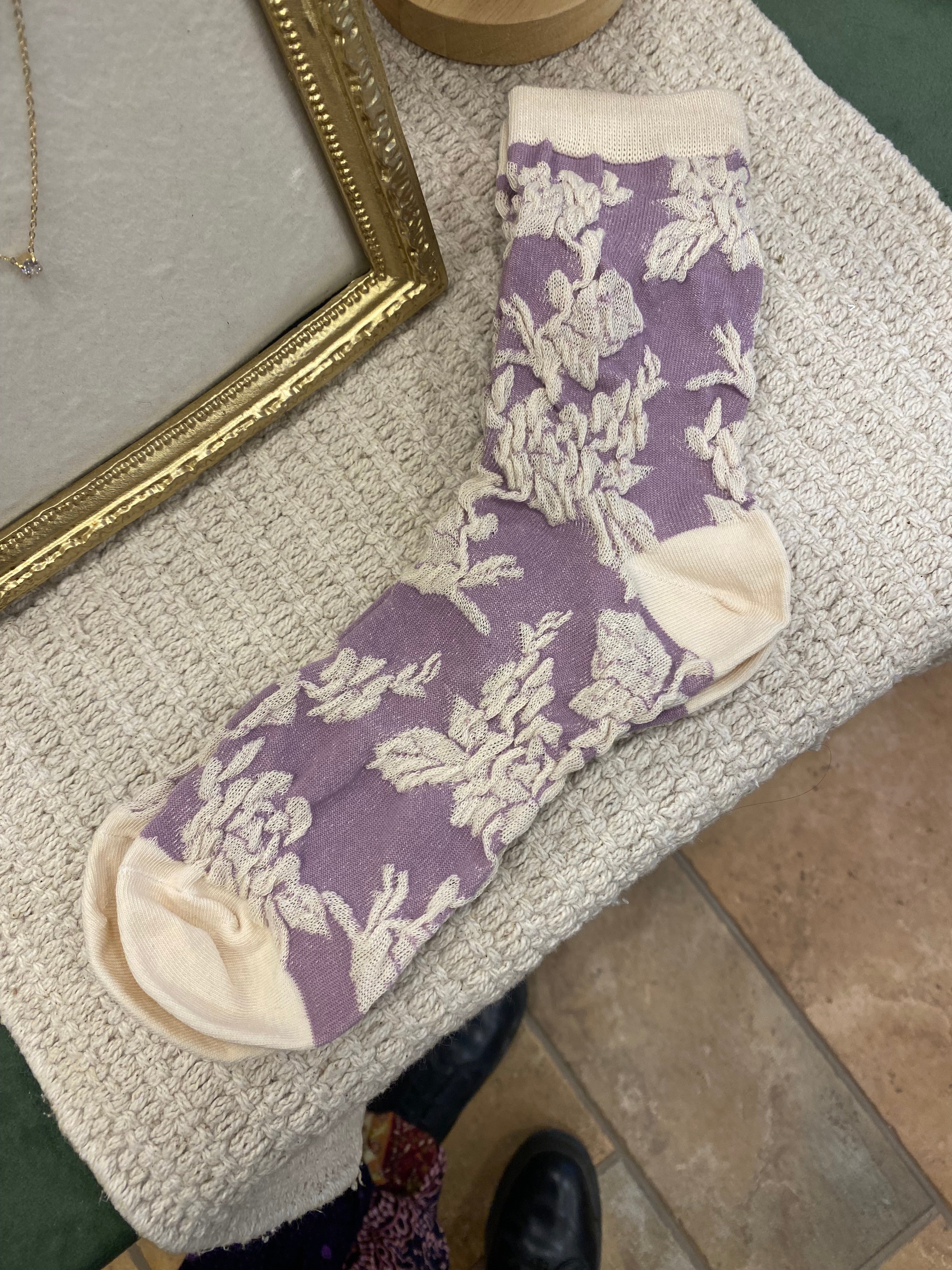 Chaussettes violettes embossées