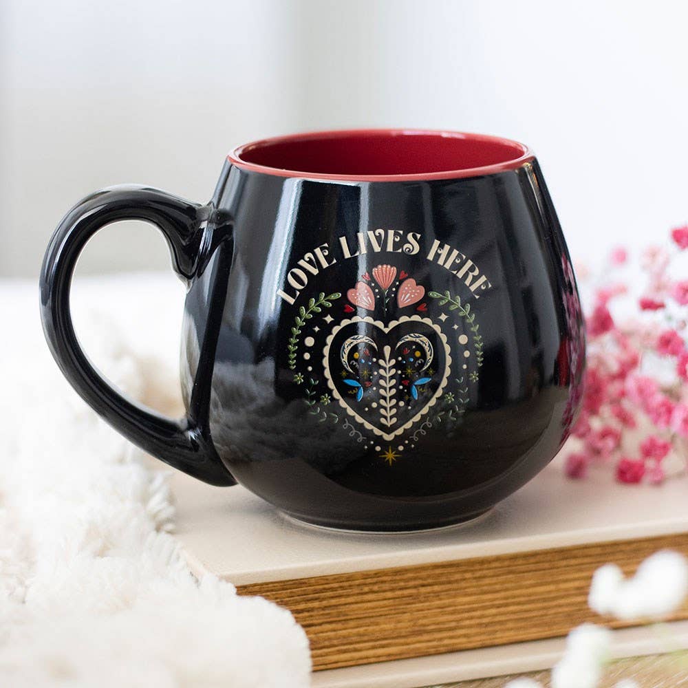 Tasse noire avec intérieur rouge et motif cœur ‘Love Lives Here’