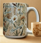 “Mug blanc décoré d’affirmations positives entourées de fleurs.”