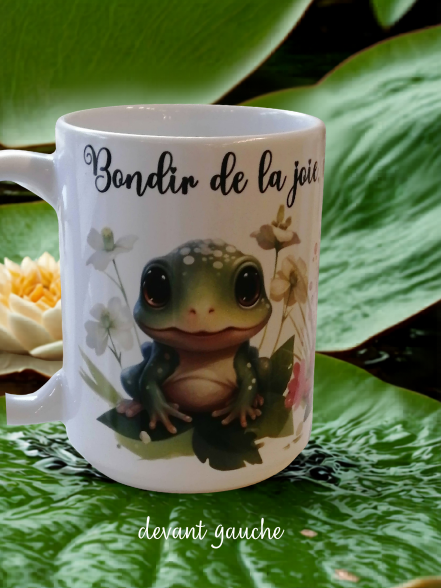 Tasse en céramique avec grenouille et fleurs – vue avant gauche