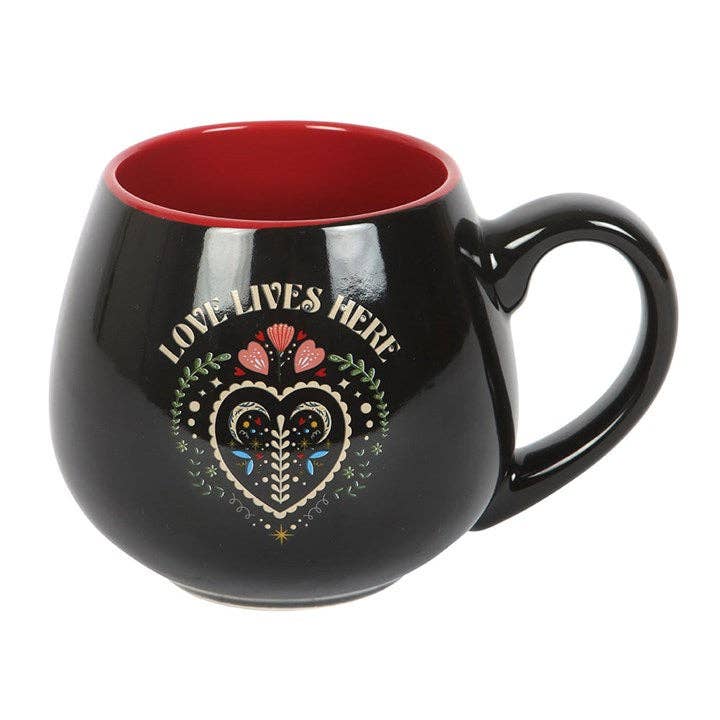 Tasse noire avec intérieur rouge et motif cœur ‘Love Lives Here’