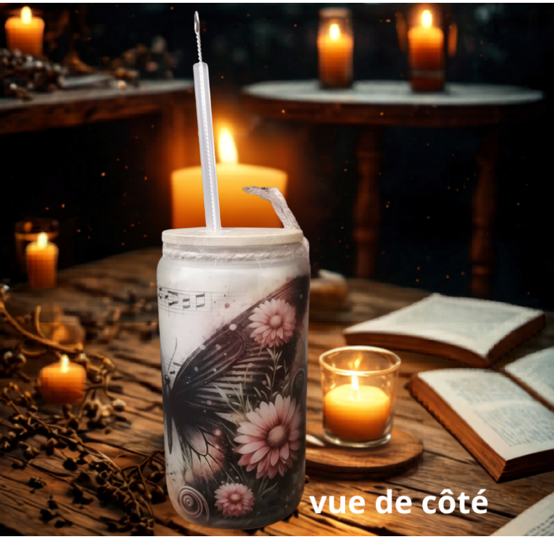 Gobelet givré décoré d’un papillon et de notes de musique.