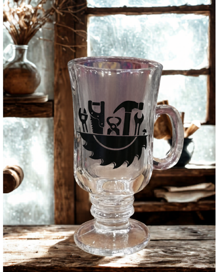 Mug transparent décoré d’un motif d’outils en vinyle noir appliqué d’un seul côté.