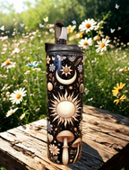 Bouteille isotherme décorée d’un soleil, de fleurs, de lunes et d’étoiles.