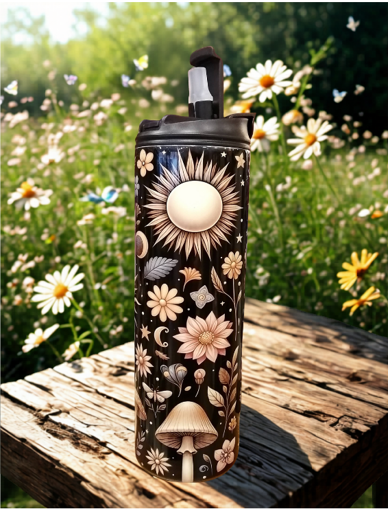 Bouteille isotherme décorée d’un soleil, de fleurs, de lunes et d’étoiles.