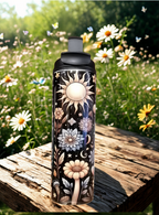 Bouteille isotherme décorée d’un soleil, de fleurs, de lunes et d’étoiles.