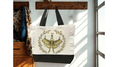 Sac réutilisable (tote bag) décoré d’un papillon lunaire entouré de motifs botaniques et phases de lune.