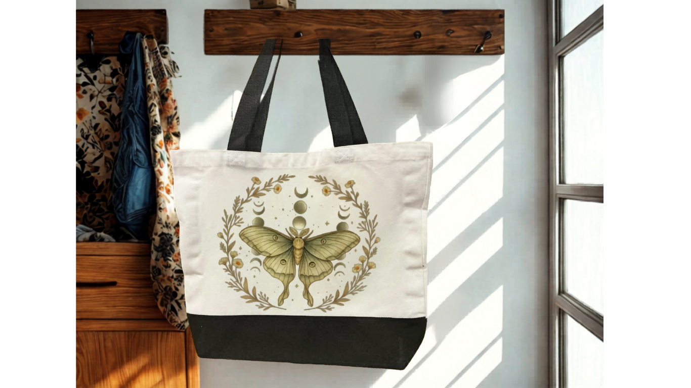 Sac réutilisable (tote bag) décoré d’un papillon lunaire entouré de motifs botaniques et phases de lune.