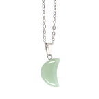 Collier lune d'aventurine verte sur carte de vœux