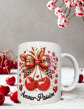 Le motif est sublimé sur les deux côtés, offrant une tasse aussi belle à tenir de la main droite que de la main gauche.