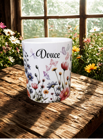 Tasse blanche décorée de fleurs sauvages, papillons et mots inspirants, sublimée des deux côtés.