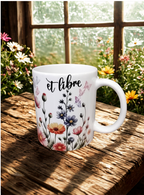Tasse blanche décorée de fleurs sauvages, papillons et mots inspirants, sublimée des deux côtés.”