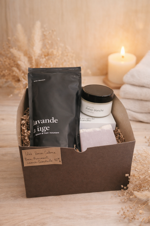 Boîte cadeau Lavande & Camomille avec bain moussant, savon artisanal et chandelle de soya parfumée.