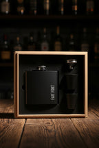 Coffret en bois avec flasque noire ‘Esprit Libre’ et deux verres assortis.