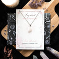 Collier lune de quartz rose sur carte de vœux