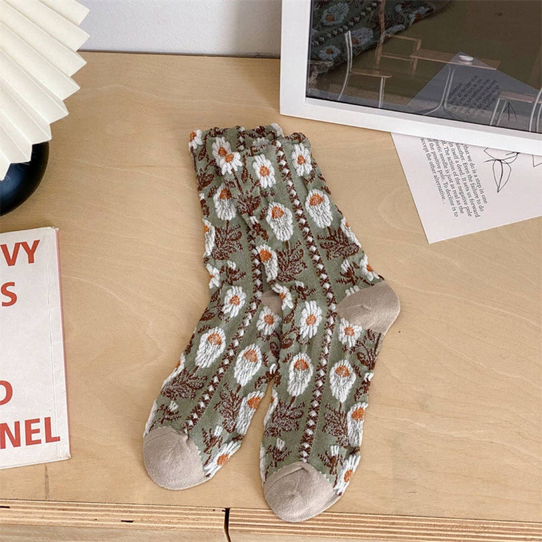 Chaussettes vintage à fleurs en relief