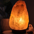Lampe de sel naturelle sur base de bois – cristal brut rose orangé