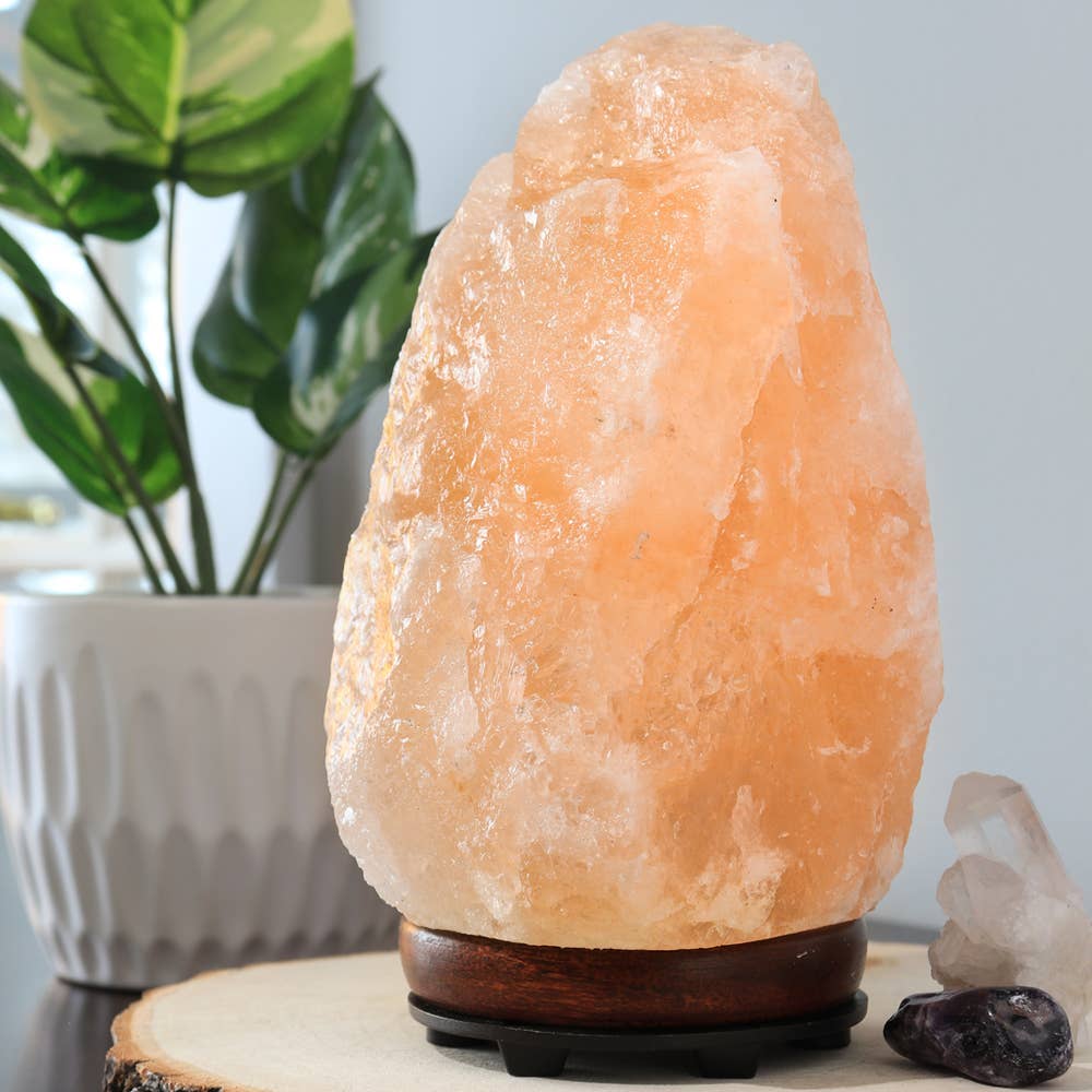 Lampe de sel de l’Himalaya allumée – lumière ambre chaleureuse