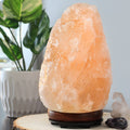 Lampe de sel de l’Himalaya allumée – lumière ambre chaleureuse