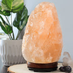 Lampe de sel de l’Himalaya allumée – lumière ambre chaleureuse