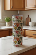 Gobelet isotherme blanc avec motifs de cœurs et feuilles colorés – vue sur comptoir de cuisine